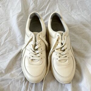 everlane women’s white leather sneakers